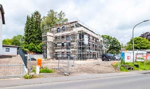 Straßenansicht Mehrfamilienhaus-Baustelle in Hillesheim 